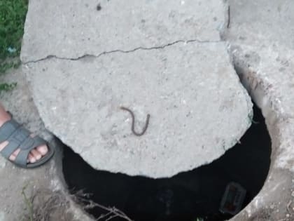 В Татарстане ребенок провалился в двухметровый люк