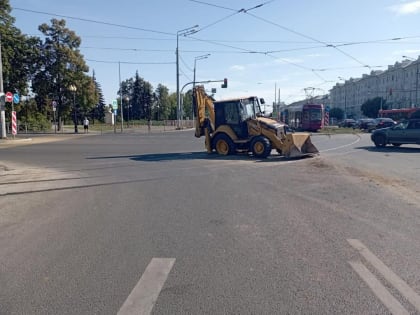 В Казани тракторист превысил скорость и попал в ДТП на трамвайных рельсах