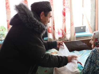 Мухтасибат Нурлатского района раздал продуктовые наборы малообеспеченным горожанам