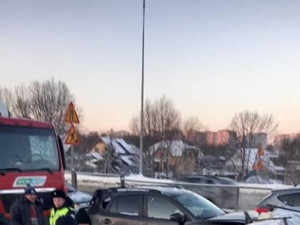 В Казани у грузовика отказали тормоза и он влетел в четыре легковушки, пятеро пострадали