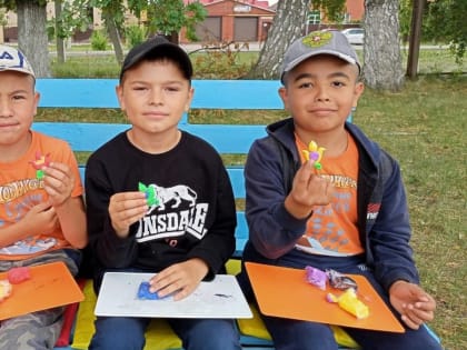 Воспитанники ЦДТ слепили тюльпаны из легкого пластилина