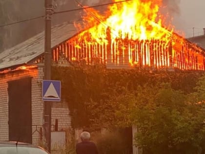 В Дербышках из-за удара молнии загорелся гараж — Telegram