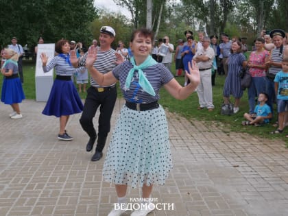 В Казани в День Военно-морского флота тельняшки стали семейным атрибутом одежды