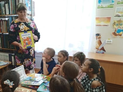 Информационный час «Каникулы с  новой книгой»