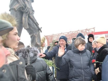 Красные гвоздики – олицетворение мужества и победы возложены к памятнику воину-интернационалисту в Новошешминске