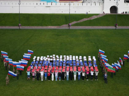 Патриотическая акция в Казани ко Дню Государственного флага России