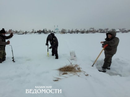В Казани пробурили 50 лунок на озере Нижний Кабан, чтобы помочь рыбам и насытить кислородом водоем