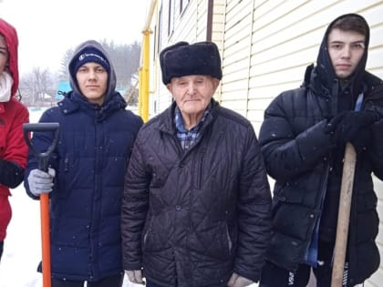 Специалист и волонтеры центра “Логос”  посетили ветерана труда Ильдуса Сальманова