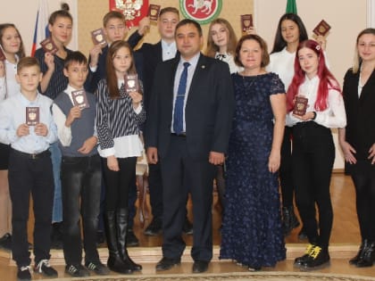Руководитель исполкома г.Бавлы вручил паспорта юным гражданам России