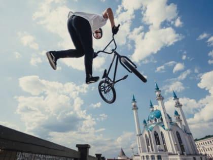 Татарстанский спортсмен Ирек Ризаев прокатился на BMX в Казанском Кремле