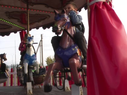 В день празднования добычи 80-ти млн тонн нефти НГДУ «Нурлатнефть» в Нурлате открыли детскую карусель, посадили памятную аллею и наградили нефтяников