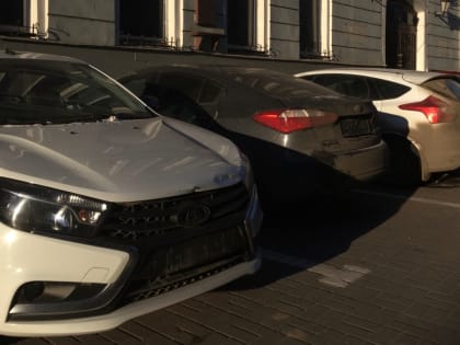 Казанцы пожаловались на парковку посреди дороги у IT-парка