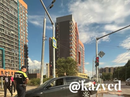 В Казани машина провалилась в большую яму с водой