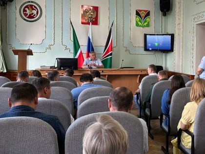 Глава Лениногорского района Рягат Хусаинов провел совещание «деловой понедельник»