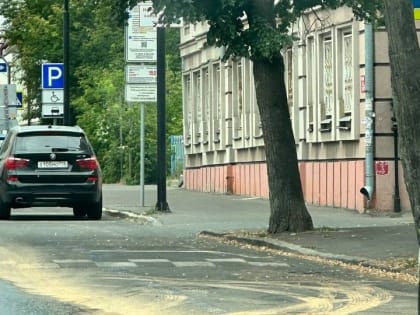 Улицу в центре Казани затопило из-за прорыва водопровода