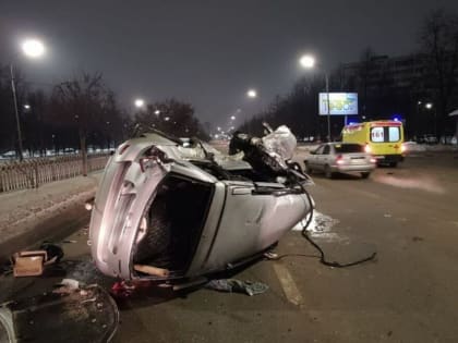 Ночью в Челнах авто влетело в стену подземного перехода и перевернулось, двое в больнице