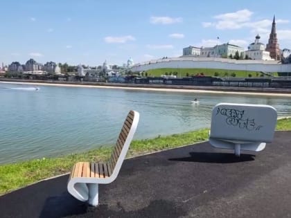«Изверги»: в Казани испортили новые лавочки на Кремлевской дамбе