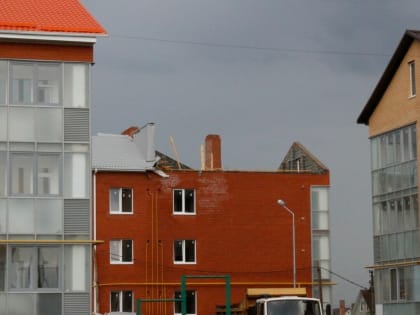 Возле Черного озера ветром сдуло часть крыши