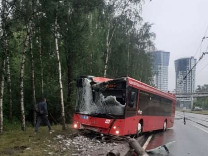 Автобус №5 в Казани попал в аварию из-за провала асфальта