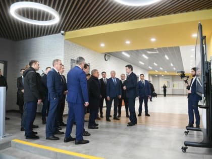 Минниханов осмотрел отремонтированную казанскую гимназию на 1,8 тысяч детей