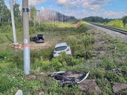 В Татарстане тепловоз врезался в автомобиль «Рено», водитель которого заснул за рулем