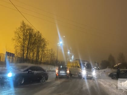 Из-за ДТП на выезде из ЖК «Салават Купере» в Казани собралась огромная пробка