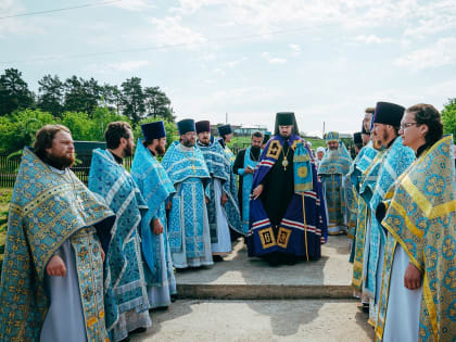 В день празднования иконы Божией Матери «Достойно есть» епископ Мефодий возглавил Литургию в восстанавливающемся Александро-Невском мужском монастыре села Сосновка