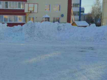 В Шеморданском СП идут работы по вывозу снега со дворов многоквартирных домов.