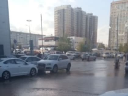 Парковку у казанского ТЦ затопило