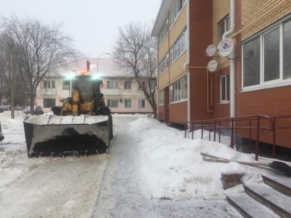 В Елабуге производится уборка снега во дворах