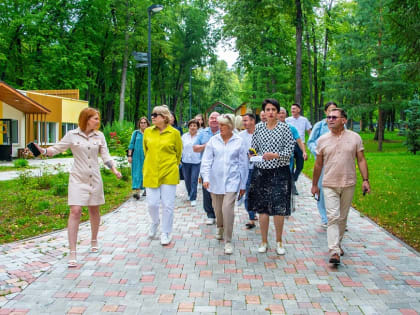 азвлекают, хорошо кормят, везде чисто, детям весело!