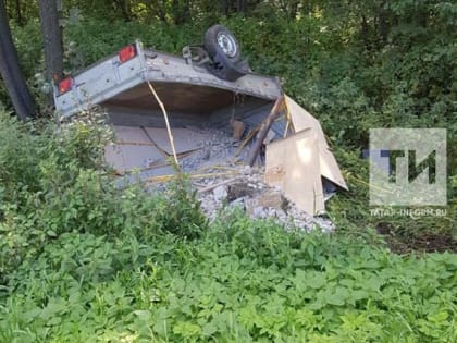 Около Нижнекамска в кювет вылетела легковушка с прицепом, наполненным щебнем