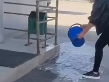 В Казани женщина нагадила на крыльцо магазина и украла коньяк