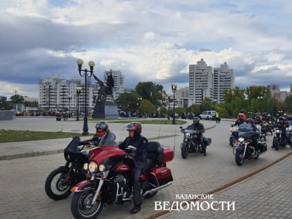Тысячи байкеров и полицейские-каскадеры: как в Казани прошел мотофестиваль «Два Кремля»