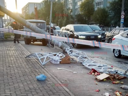 В Казани грузовик протаранил людей на тротуаре у рынка