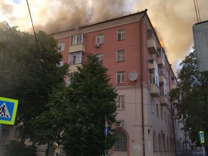 Власти готовят места размещения для жителей горящего дома на Чехова