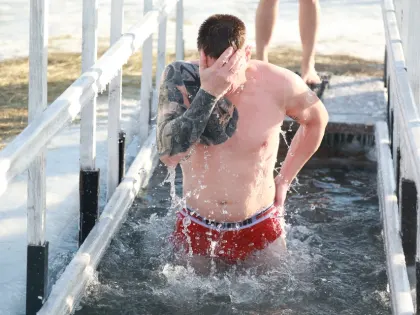 Врач из Татарстана посоветовала не окунаться в прорубь с головой на Крещение