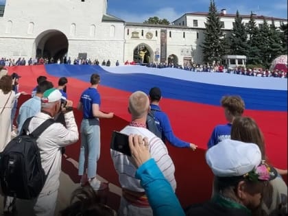 У Казанского Кремля жители развернули самый большой в Татарстане российский флаг