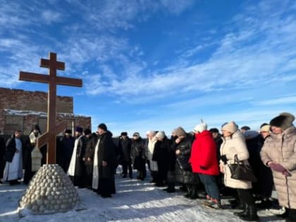 Епископ Мефодий совершил чин освящения поклонного креста в старом Заинске