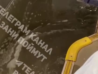 В Казани из-за ливня затопило автобус
