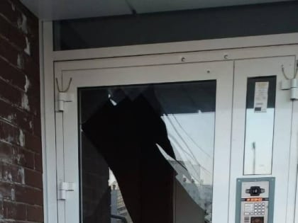 Челнинцу долго не откывали подъездную дверь и он разбил ее