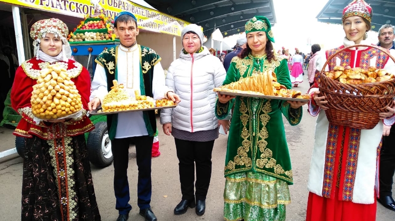 Вакансии татарстан. Ярмарка Татарстан. Ярмарка в Нурмесе. Чезери Казань Аграрная. Сельскохозяйственная ярмарка-оформление в рамках 90-летия района.