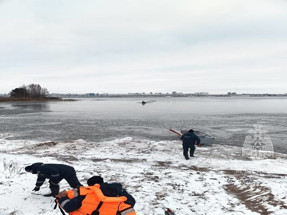 Река перемен телеграм. Река Архаровка в Татарстане. Лодка на льду. Вода со льдом. Человек провалился под лед.