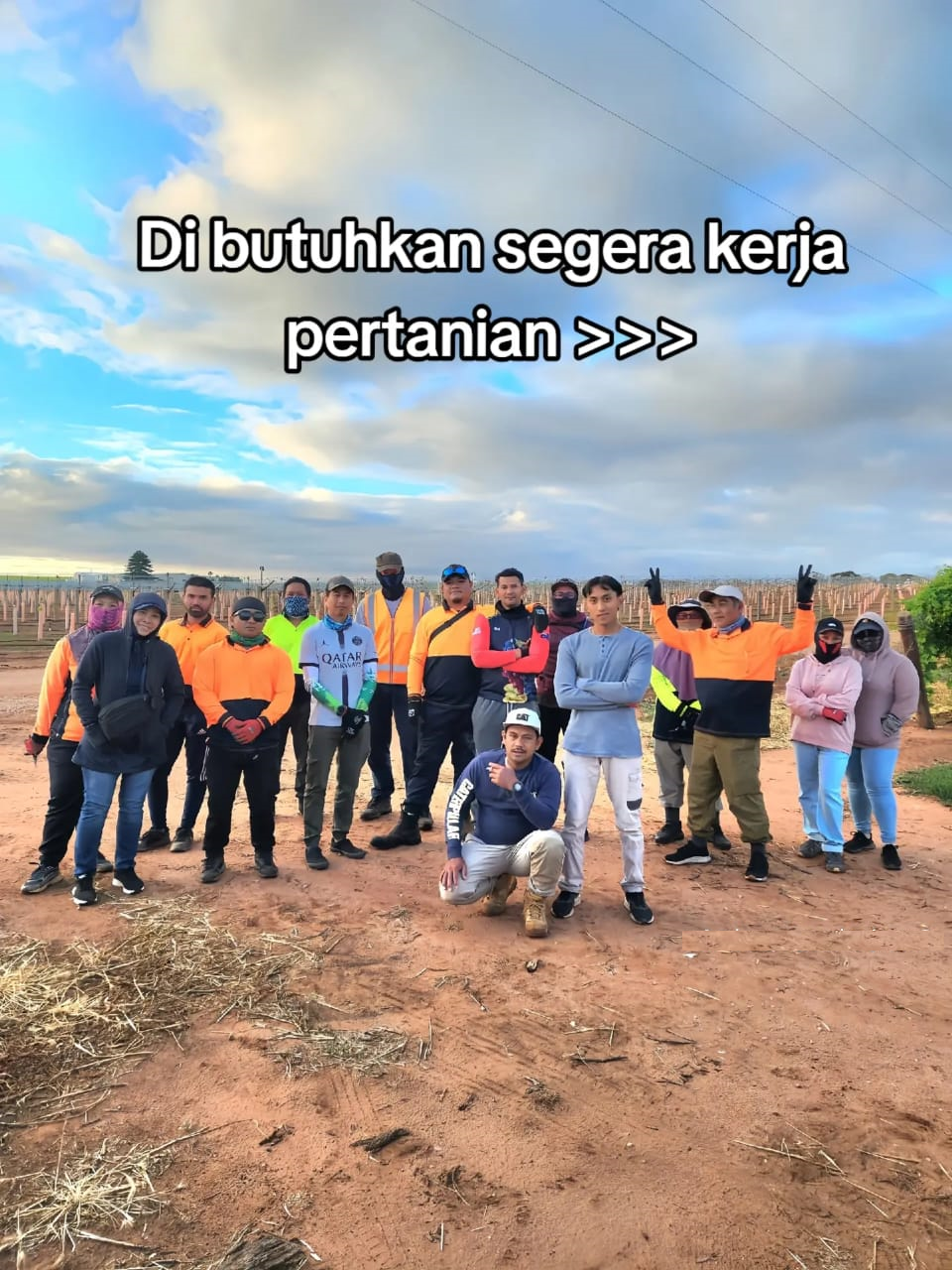 Contoh barcode nomor plat mobil berwarna hitam dengan latar putih, berbentuk persegi panjang horizontal