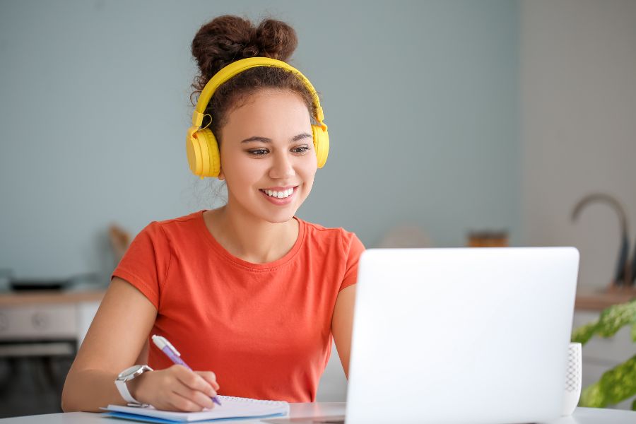 student signing up for a free online course
