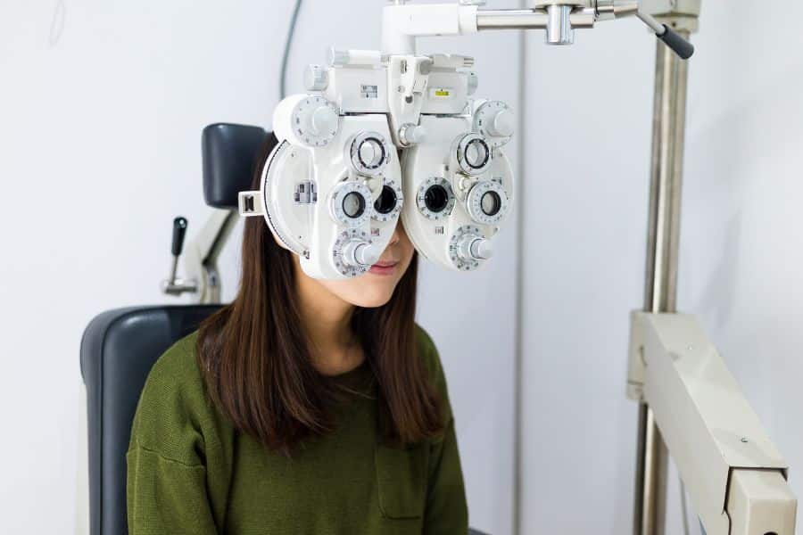 student getting eyes tested before driver's licence renewal