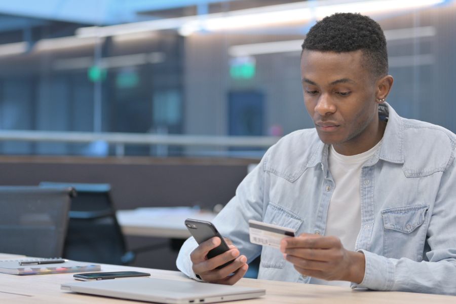 student paying unisa application fee