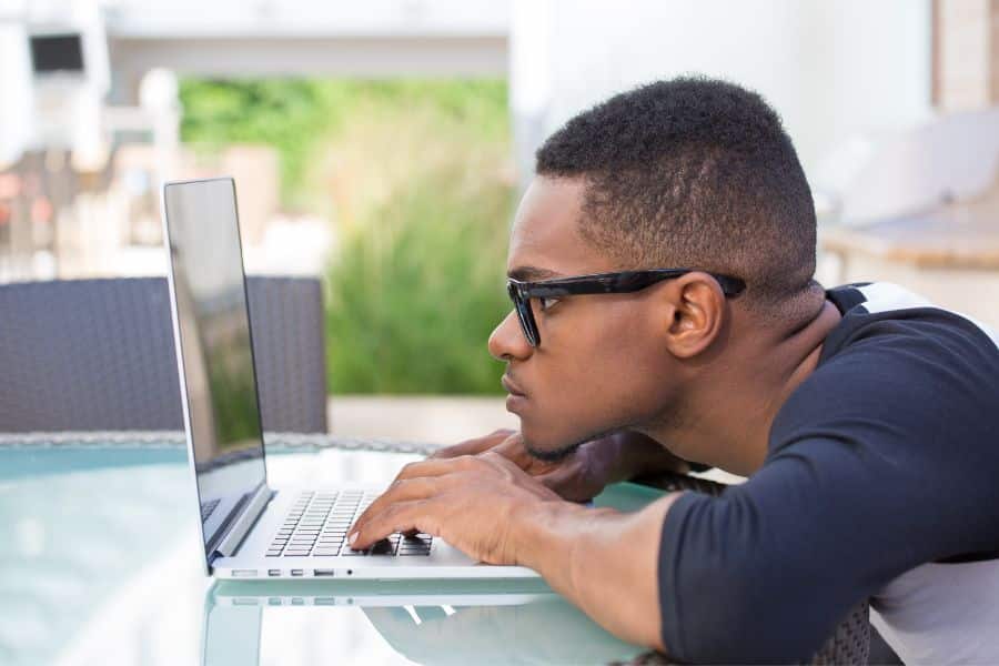 student sending late applications to institutions