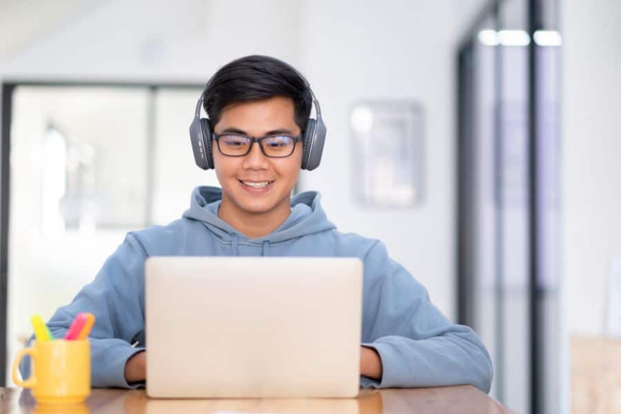 student sending rosebank college application
