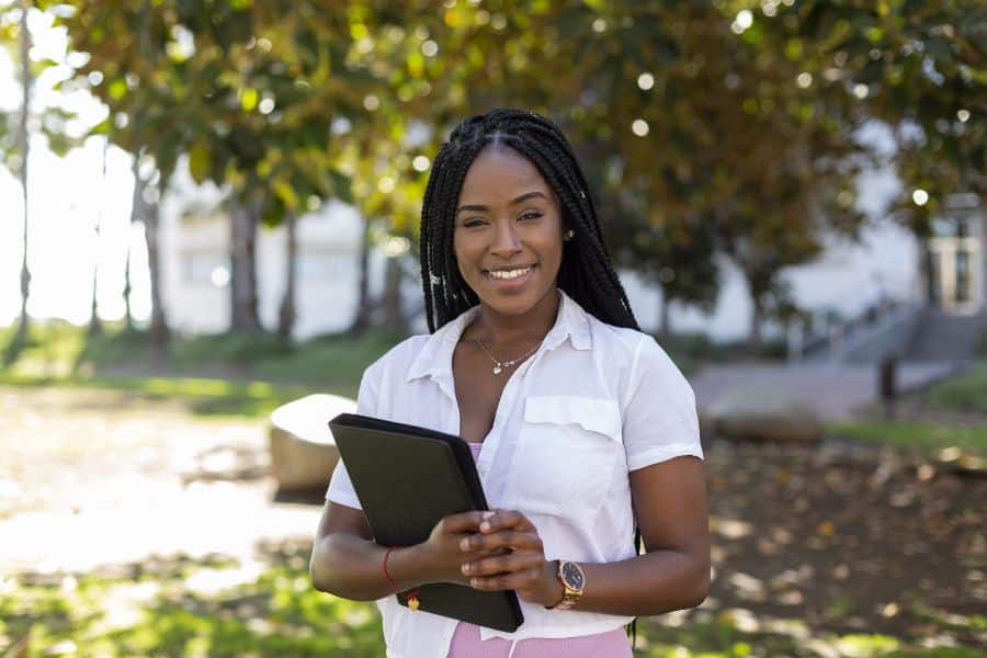 student handing in late college applications